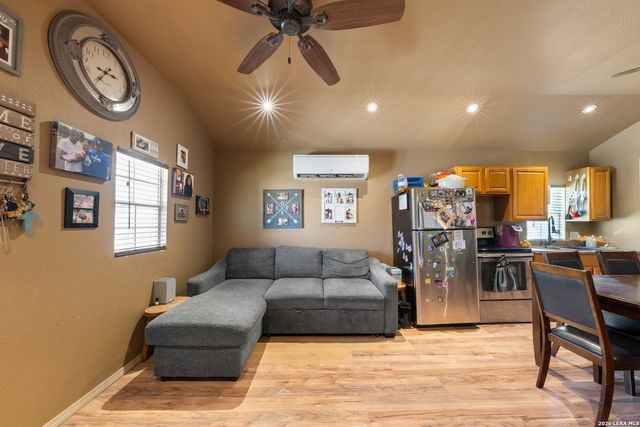 9195 S LOOP 1604 E, Elmendorf, TX 78112