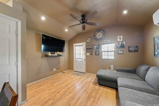 9195 S LOOP 1604 E, Elmendorf, TX 78112