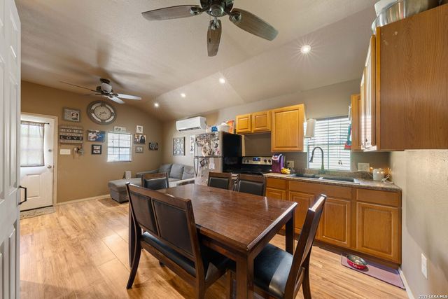 9195 S LOOP 1604 E, Elmendorf, TX 78112
