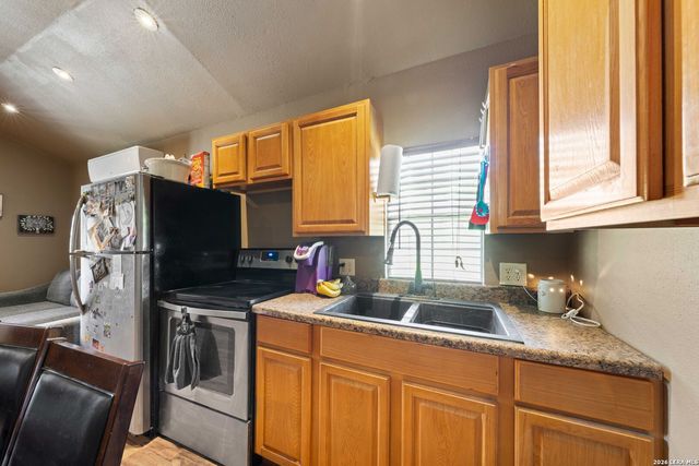 9195 S LOOP 1604 E, Elmendorf, TX 78112