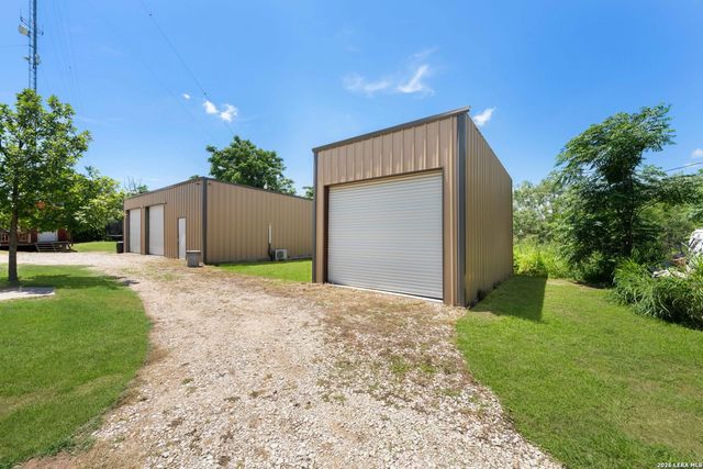 9195 S LOOP 1604 E, Elmendorf, TX 78112