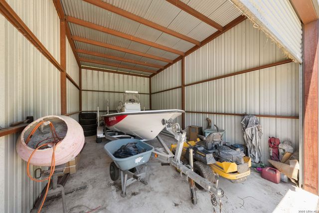9195 S LOOP 1604 E, Elmendorf, TX 78112