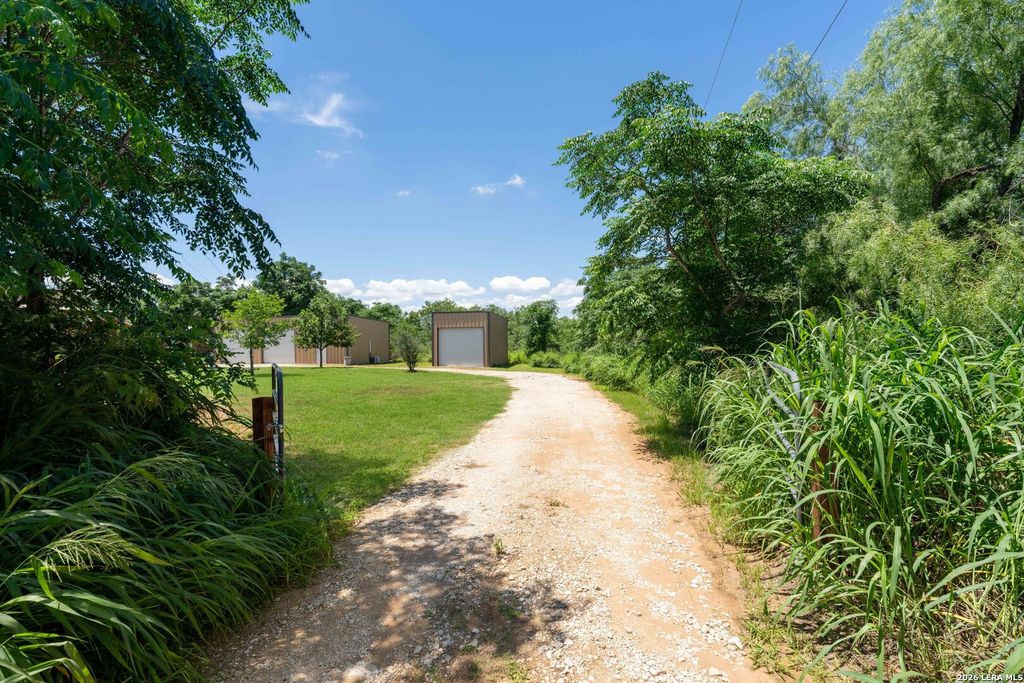 9195 S LOOP 1604 E, Elmendorf, TX 78112