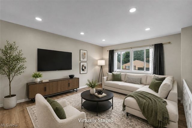 14369 Rochelle Drive, Maple Heights, OH 44137