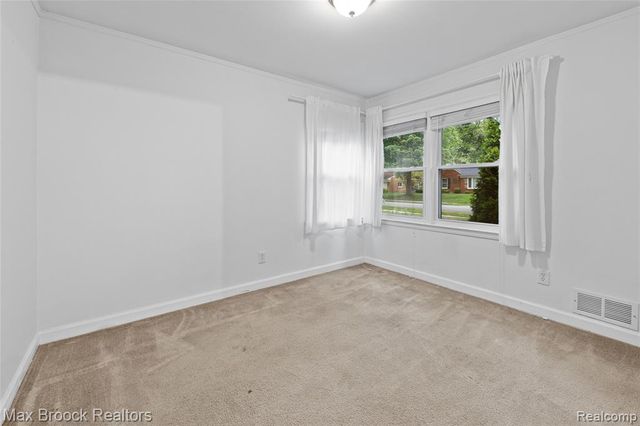 16031 Buckingham Avenue, Beverly Hills, MI 48025