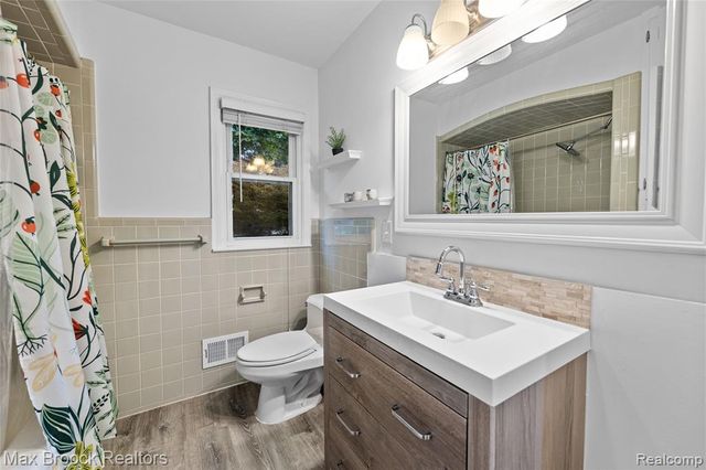 16031 Buckingham Avenue, Beverly Hills, MI 48025