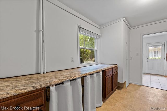 16031 Buckingham Avenue, Beverly Hills, MI 48025