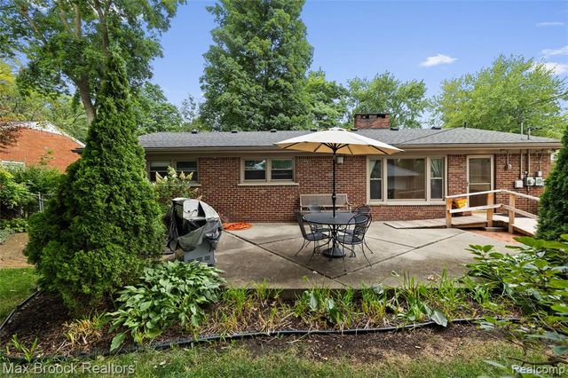 16031 Buckingham Avenue, Beverly Hills, MI 48025