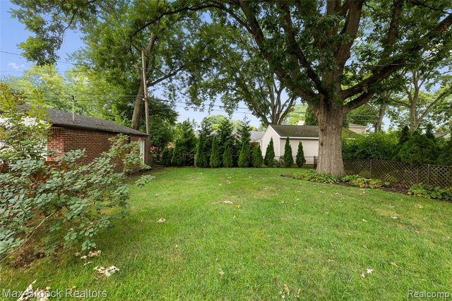 16031 Buckingham Avenue, Beverly Hills, MI 48025