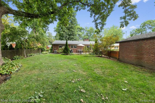 16031 Buckingham Avenue, Beverly Hills, MI 48025
