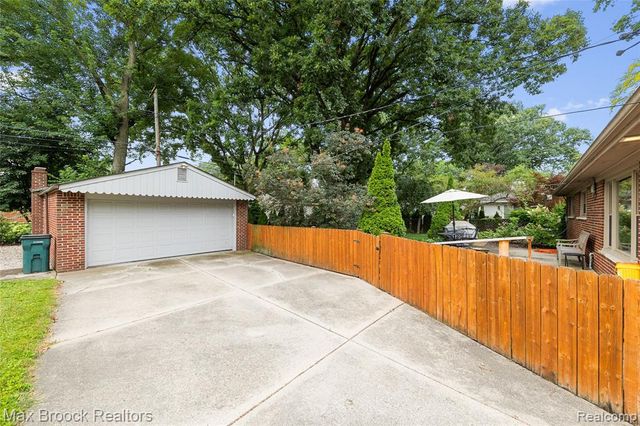 16031 Buckingham Avenue, Beverly Hills, MI 48025