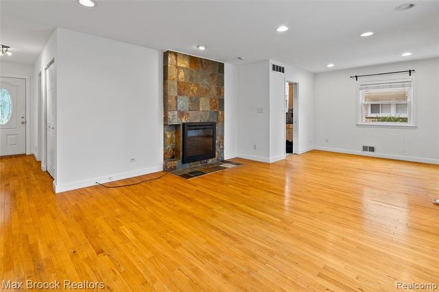 16031 Buckingham Avenue, Beverly Hills, MI 48025