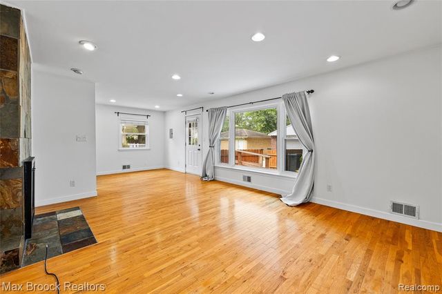 16031 Buckingham Avenue, Beverly Hills, MI 48025