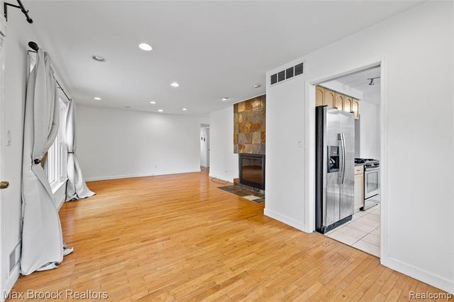 16031 Buckingham Avenue, Beverly Hills, MI 48025