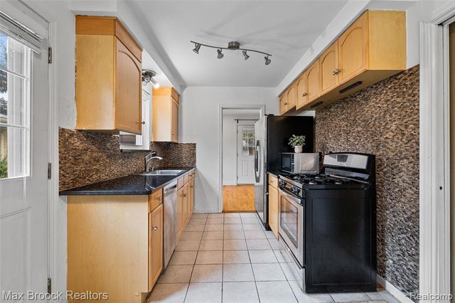 16031 Buckingham Avenue, Beverly Hills, MI 48025