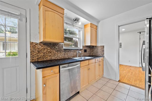 16031 Buckingham Avenue, Beverly Hills, MI 48025