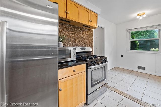 16031 Buckingham Avenue, Beverly Hills, MI 48025