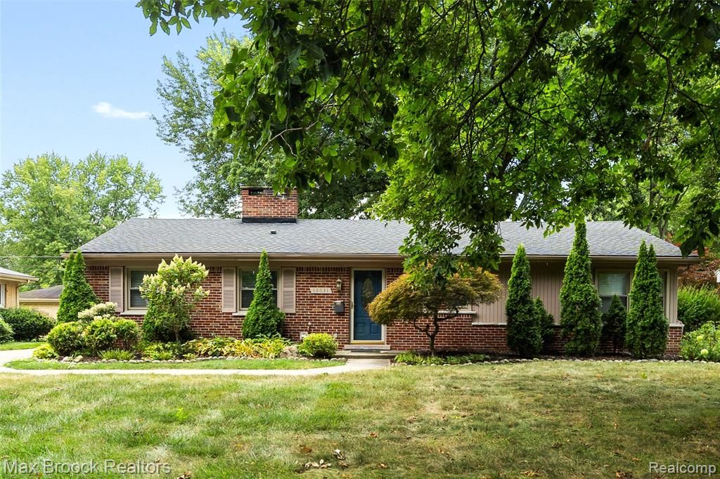 16031 Buckingham Avenue, Beverly Hills, MI 48025