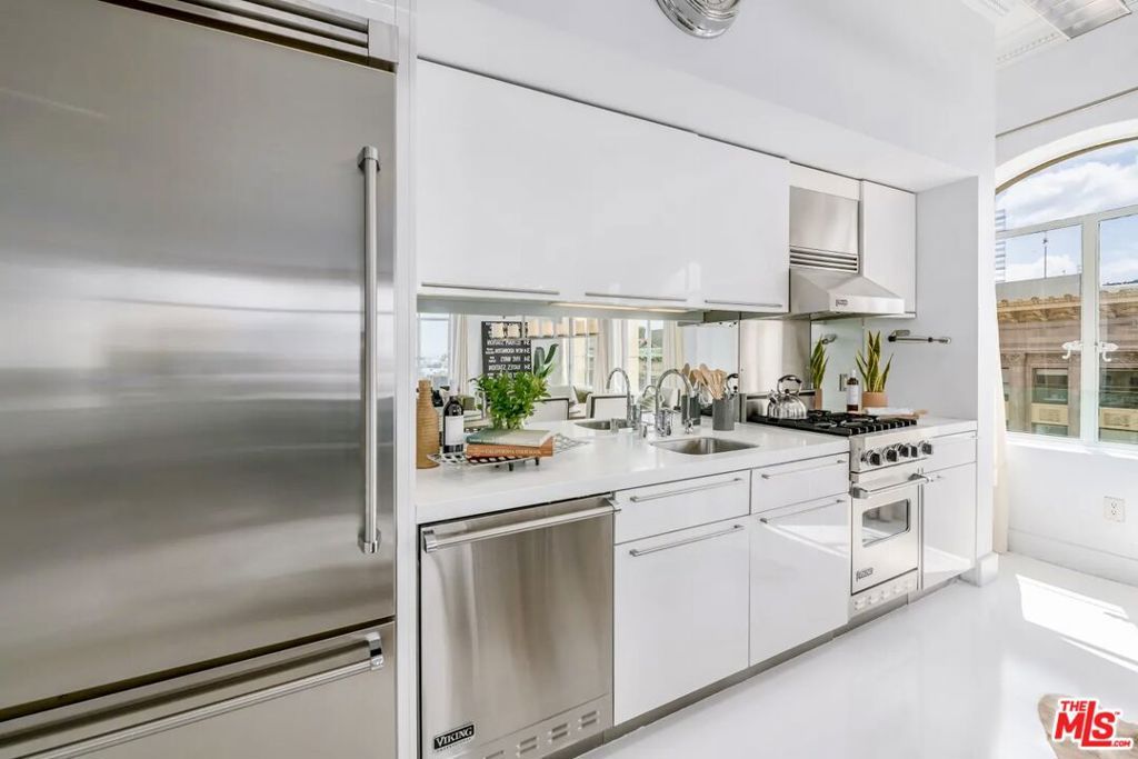 Image 10 of property listing at 6253 Hollywood Boulevard 1202, Los Angeles, CA 90028