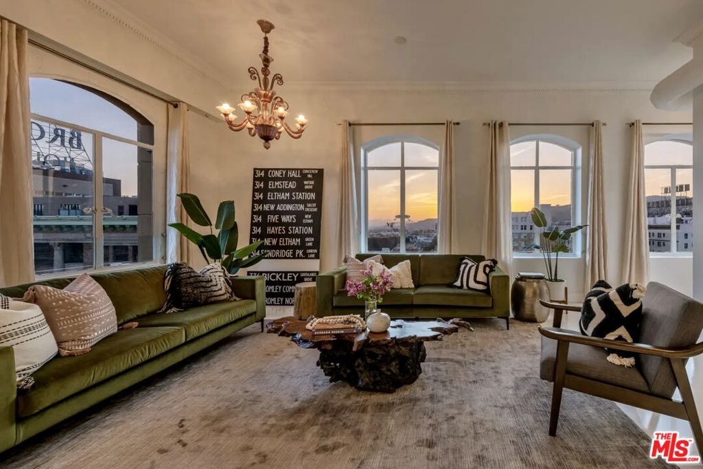 Image 11 of property listing at 6253 Hollywood Boulevard 1202, Los Angeles, CA 90028