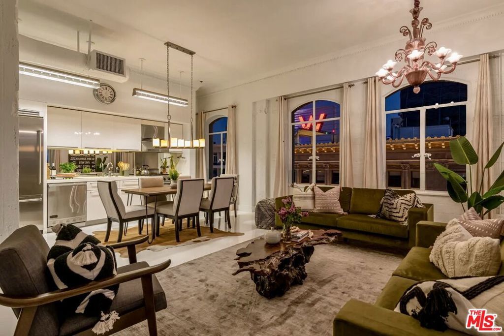 Image 12 of property listing at 6253 Hollywood Boulevard 1202, Los Angeles, CA 90028