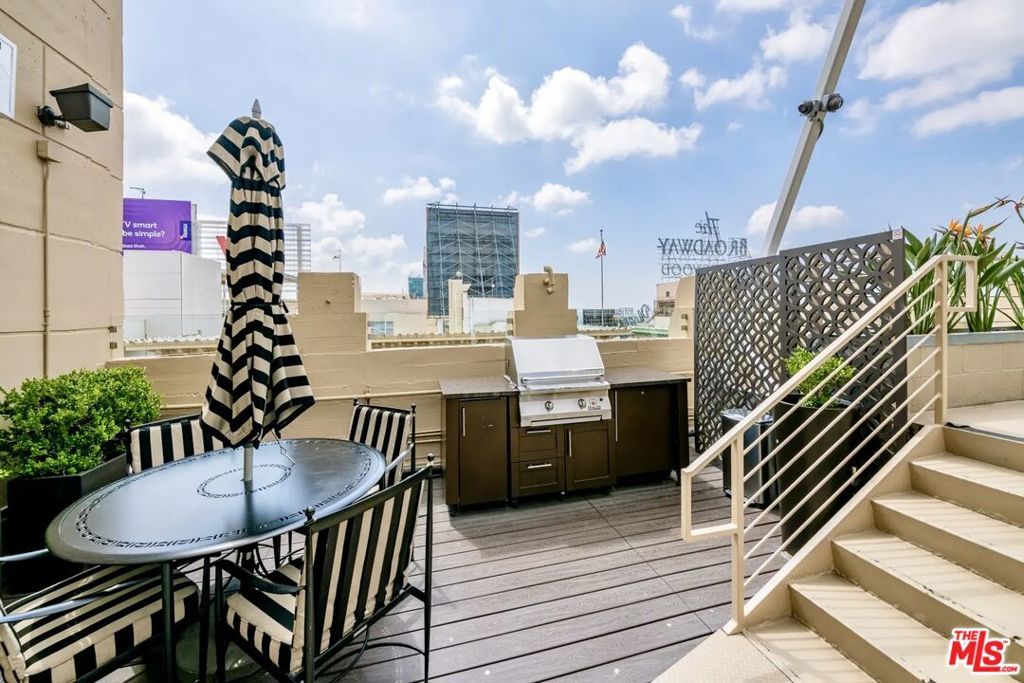 Image 22 of property listing at 6253 Hollywood Boulevard 1202, Los Angeles, CA 90028