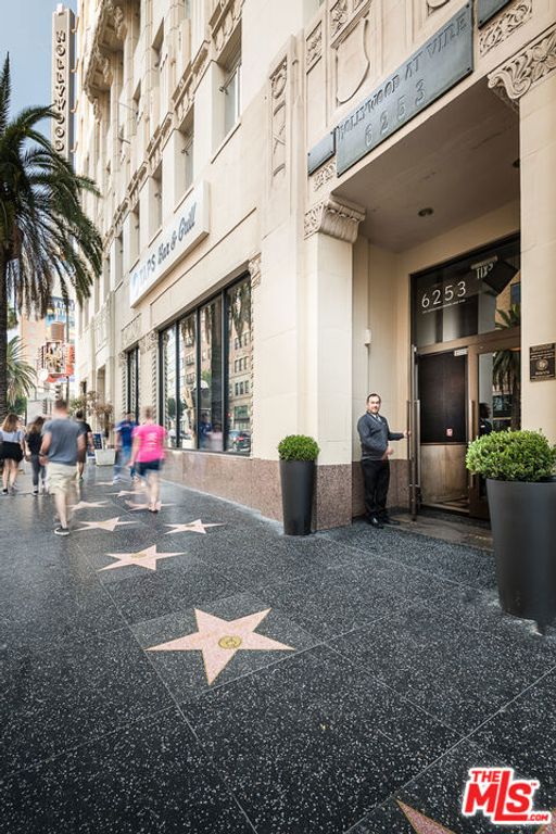 Image 3 of property listing at 6253 Hollywood Boulevard 1202, Los Angeles, CA 90028