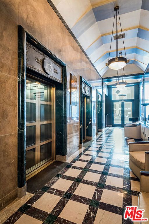Image 4 of property listing at 6253 Hollywood Boulevard 1202, Los Angeles, CA 90028
