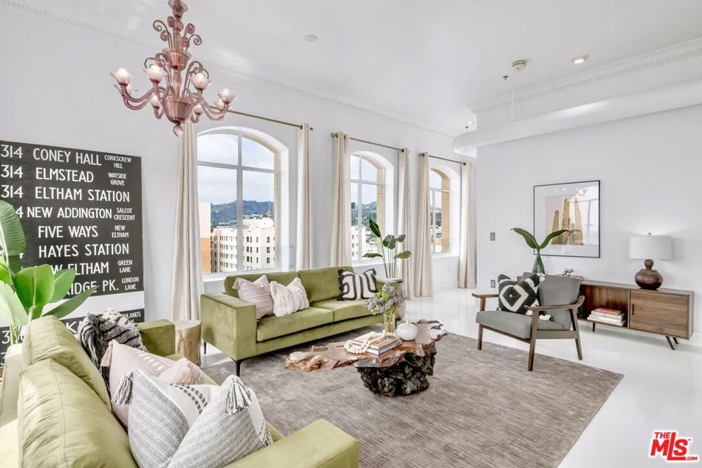 Image 5 of property listing at 6253 Hollywood Boulevard 1202, Los Angeles, CA 90028