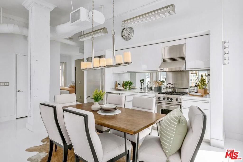 Image 9 of property listing at 6253 Hollywood Boulevard 1202, Los Angeles, CA 90028