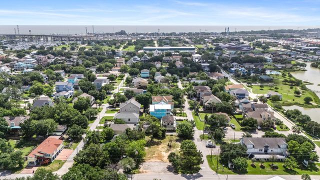 715 Clear Lake Road, Clear Lake Shores, TX 77565