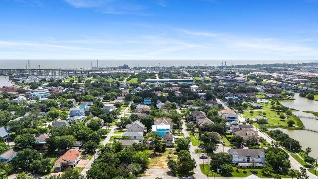 715 Clear Lake Road, Clear Lake Shores, TX 77565
