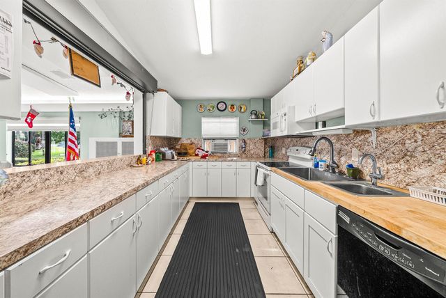 325 Knotty Pine Circle C-1, Greenacres, FL 33463