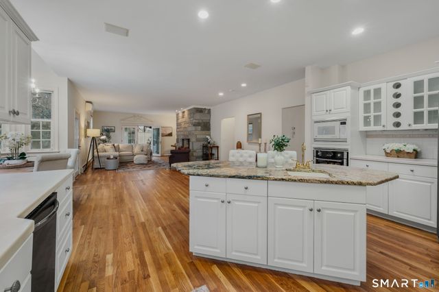 14 Riverside Drive, Waterford, CT 06385