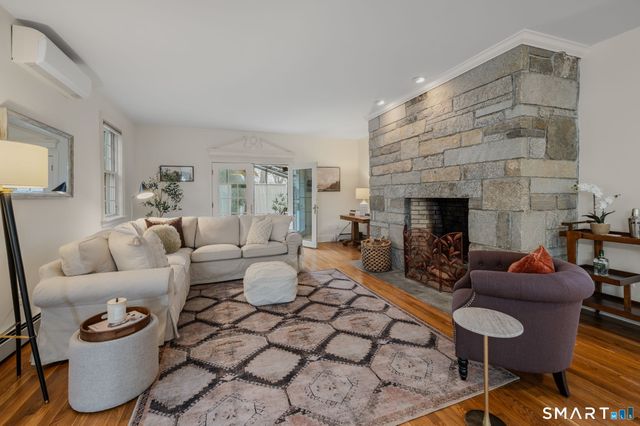 14 Riverside Drive, Waterford, CT 06385