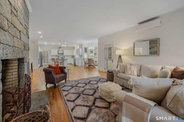 14 Riverside Drive, Waterford, CT 06385