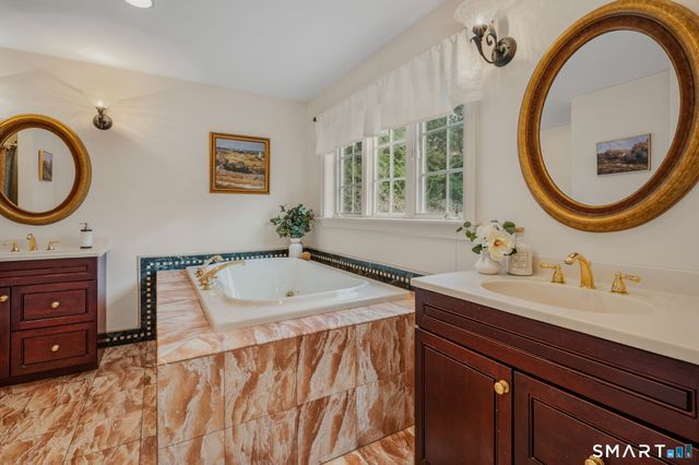 14 Riverside Drive, Waterford, CT 06385