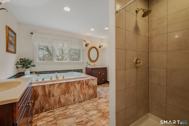 14 Riverside Drive, Waterford, CT 06385