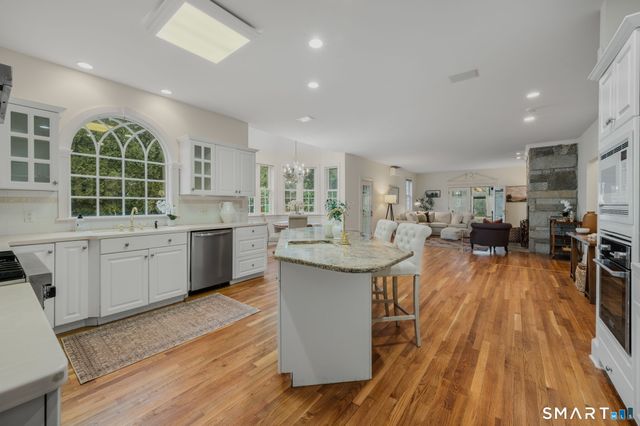 14 Riverside Drive, Waterford, CT 06385