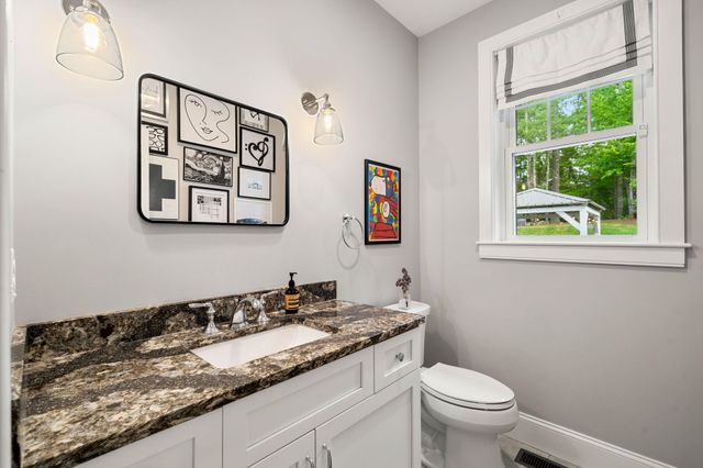 10 Lilac Court, Bedford, NH 03110