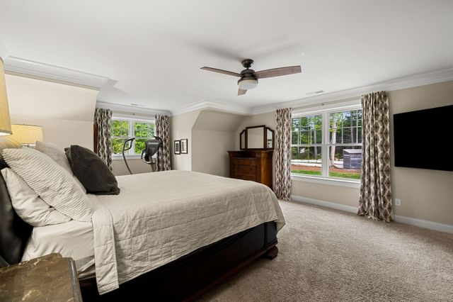 10 Lilac Court, Bedford, NH 03110