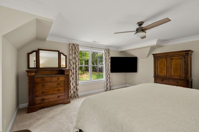 10 Lilac Court, Bedford, NH 03110
