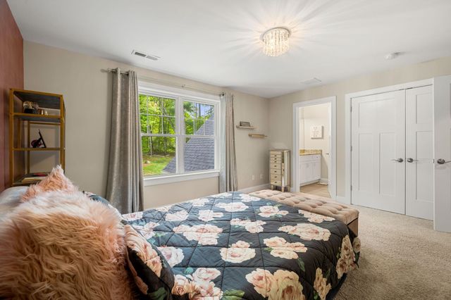 10 Lilac Court, Bedford, NH 03110