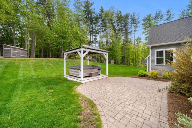 10 Lilac Court, Bedford, NH 03110