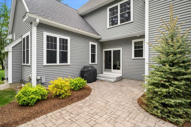 10 Lilac Court, Bedford, NH 03110