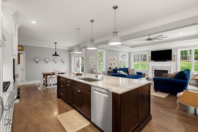 10 Lilac Court, Bedford, NH 03110