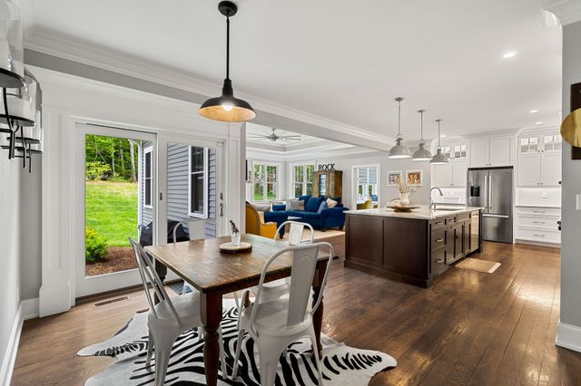 10 Lilac Court, Bedford, NH 03110