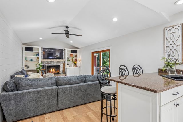 6809 Hillcrest Drive, Crystal Lake, IL 60012