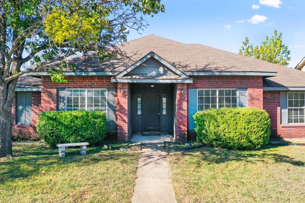 226 N Waterford Oaks Drive, Cedar Hill, TX 75104