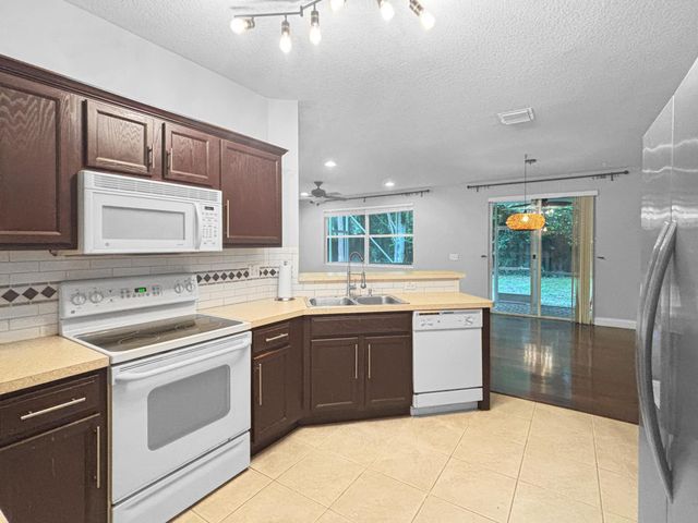 4528 Thornwood Circle, West Palm Beach, FL 33418